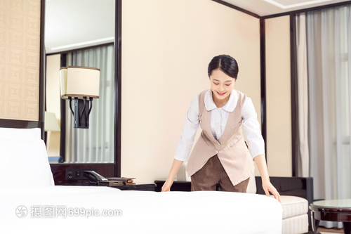 酒店管理中保潔員整理床鋪的關(guān)鍵環(huán)節(jié)與標(biāo)準(zhǔn)操作